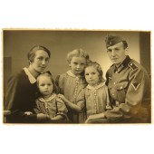 Wehrmachtin sotilas M 36-tunikassa perheensä kanssa